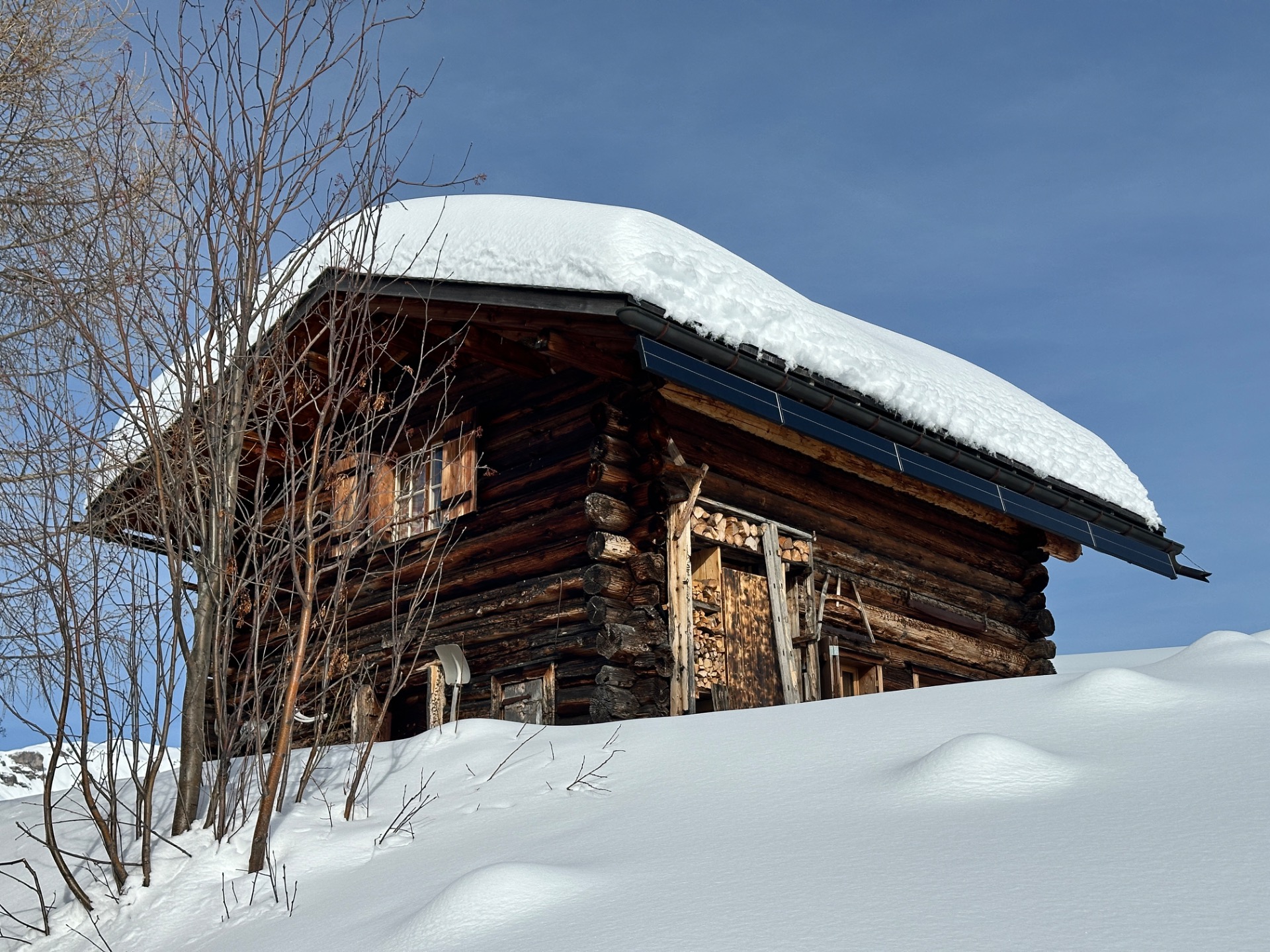 Off-Grid System mit diskretem PV-Streifen unter der Dachrinne.