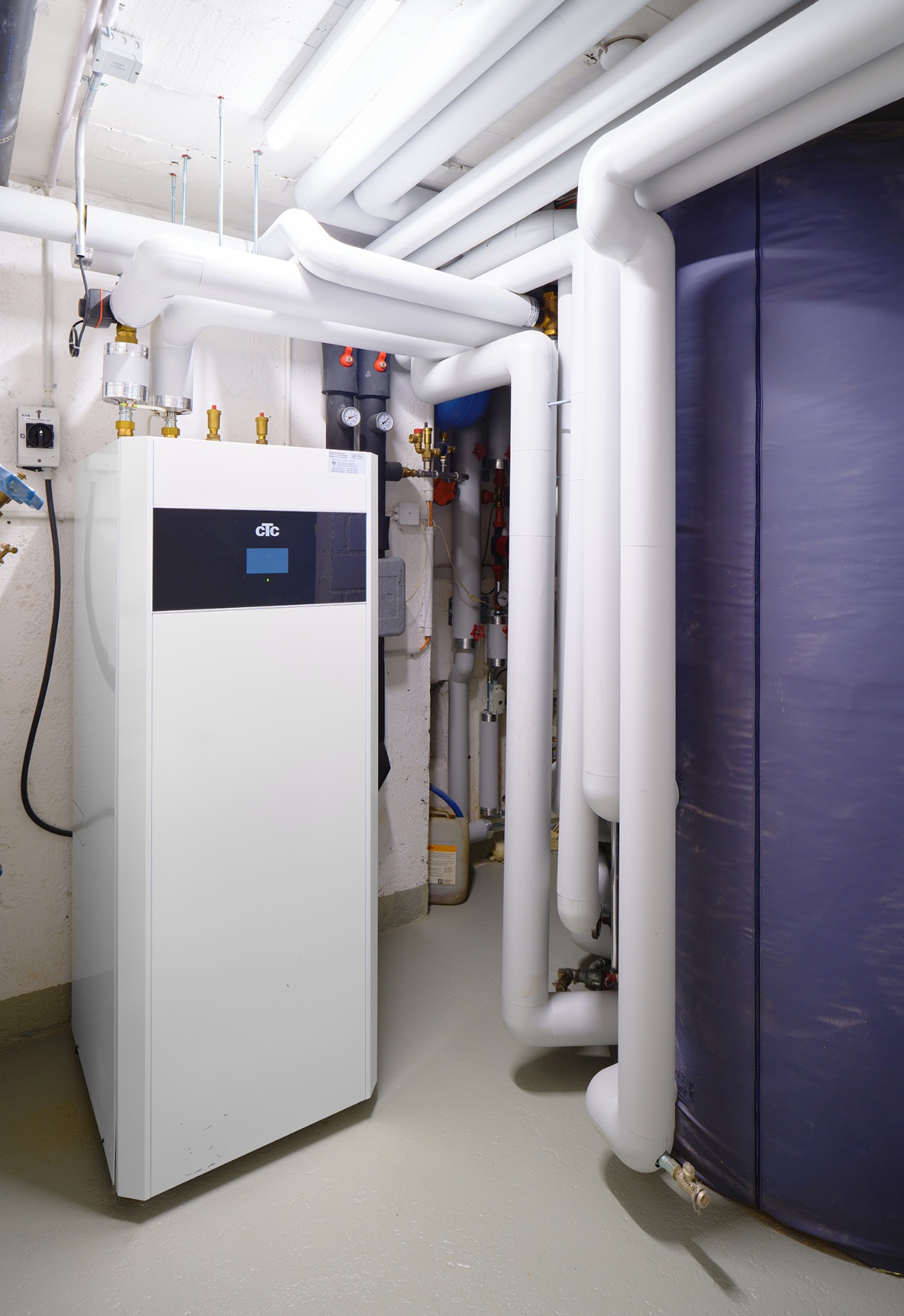 Erdwärme - Wärmepumpe (SW-WP) und Solartank der Firma Jenni